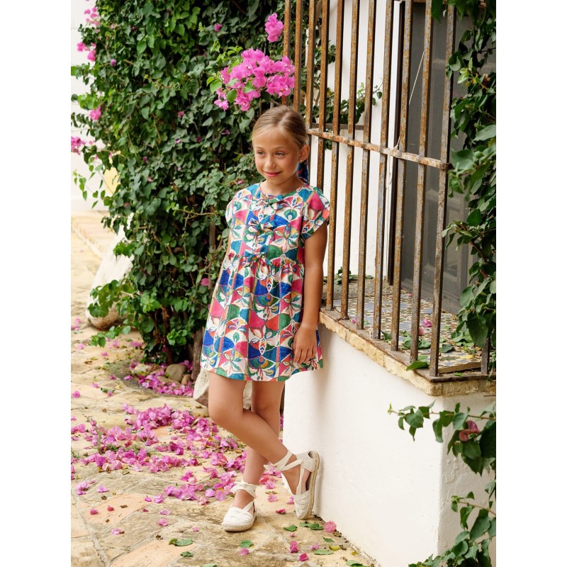 Vestido estampado niña con adornos de lazo en el pecho  Colección primavera-verano 2025 de la marca española José Varón