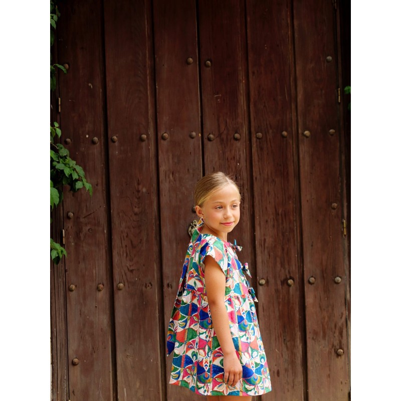 Vestido estampado niña con adornos de lazo en el pecho  Colección primavera-verano 2025 de la marca española José Varón