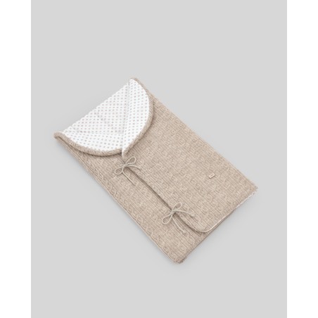 Saco nana solapa punto lunar arena de la marca española Paz Rodríguez