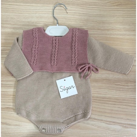 Pelele punto con baberola trenzada