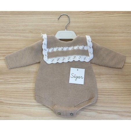 Pelele punto con baberola bordada