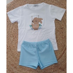 Conjunto niño camiseta y bañador conejo en columpio