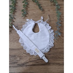 Pack Babero y Chupetero tela de patos y tira bordada alrededor del babero color blanco