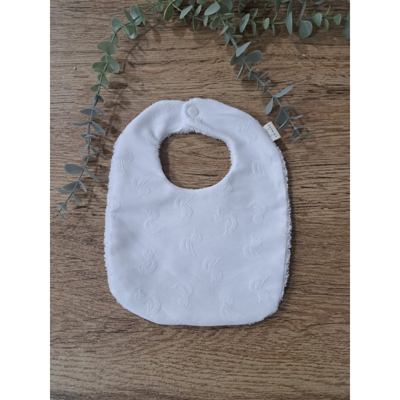 Babero bordado con patos en color blanco