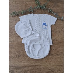 Conjunto de hilo blanco tres piezas. Compuesto por capota, jersey mangas cortas y braguitas