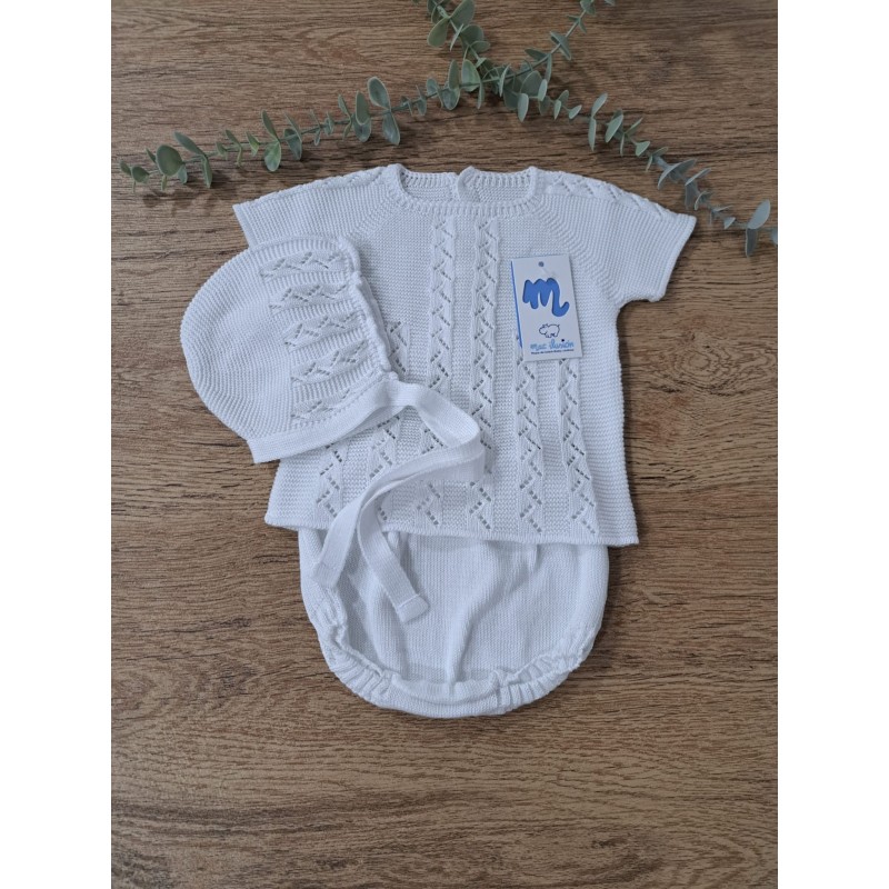 Conjunto de hilo blanco tres piezas. Compuesto por capota, jersey mangas cortas y braguitas