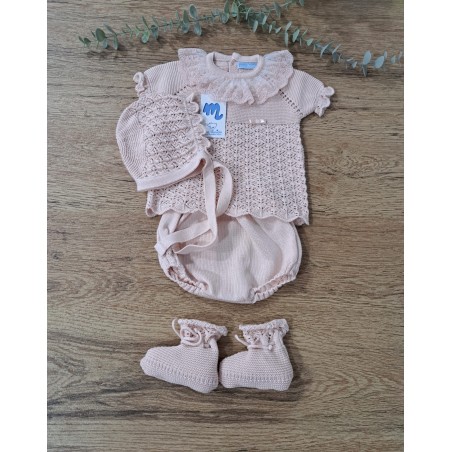 Conjunto de hilo rosa. Compuesto por capota, jersey de mangas cortas, braguita y patucos