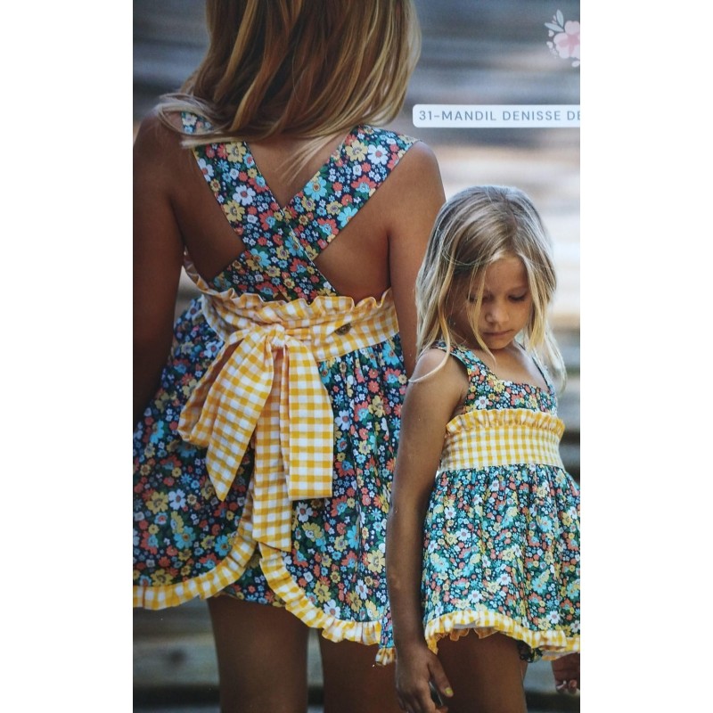 Jesusito mandil con braga Denisse boetie. Con estampado de flores y lazo vichy amarillo