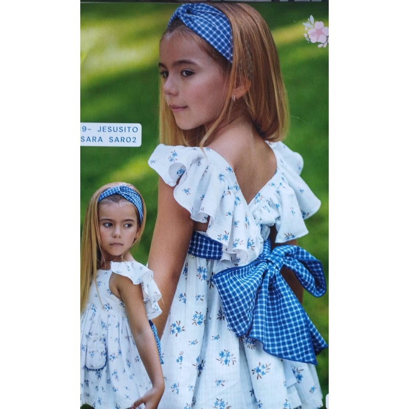 Jesusito con braga Sara. Con estampado de flores azules y lazo vichy azul